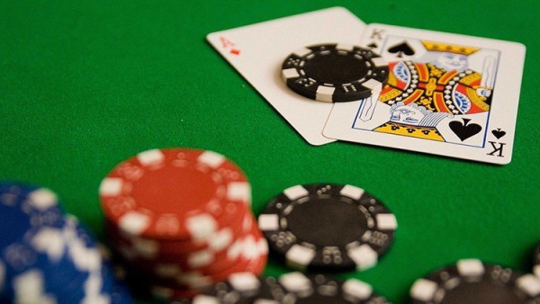 poker-chips-cards-750x422