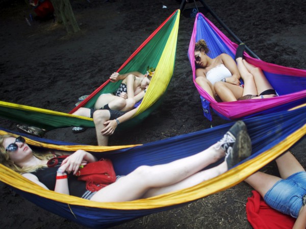 sleeping-napping-women-hammocks-reuters-rtx1hesn