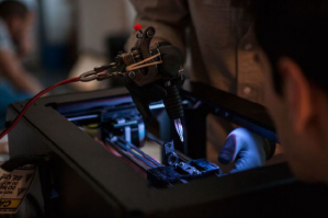 Студенты превратили 3D-принтер в машину для татуировок