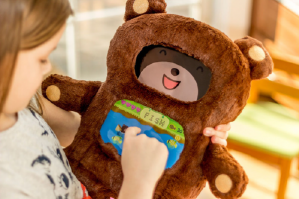 DiDi  — плюшевый медведь-учитель с встроенным iPad