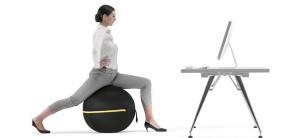 Кресло-мяч позволит выполнять упражнения за рабочим столом