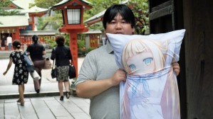 Говорящая аниме-подушка заменила японцу жену