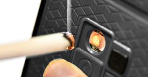 Гоп-чехол для iPhone 6 подкуривает сигареты и открывает пиво