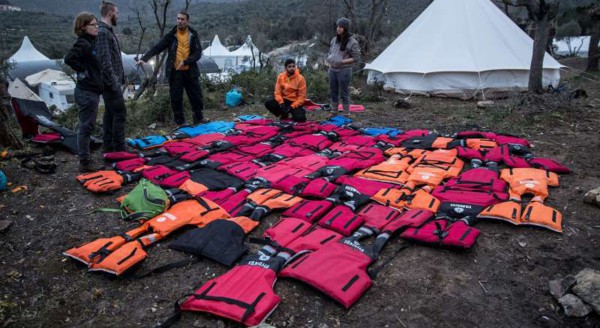 1280x700xUN-lifejacket-refugee-mattresses-Greece1.jpg.pagespeed.ic.HDNhrCoOo0