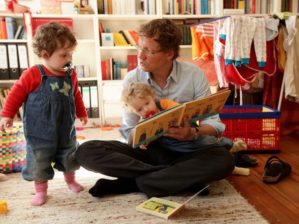 Почему читать детям книги полезнее, чем давать им телефоны